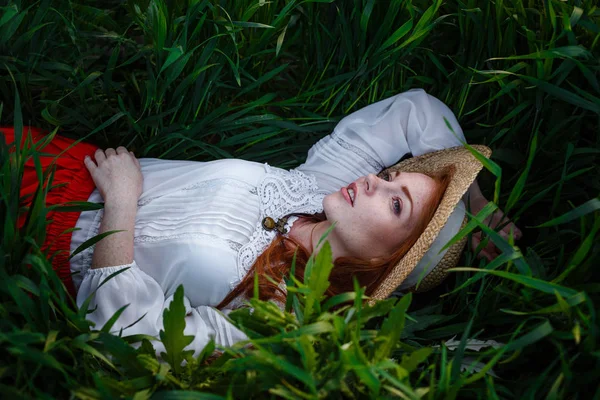 Retrato Verano Hermosa Mujer Joven Pecosa Con Sombrero Paja Atardecer — Foto de Stock