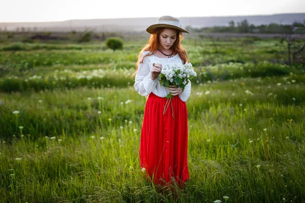 Sommerporträt Schöne Sommersprossige Junge Frau Mit Strohhut Bei Sonnenuntergang Auf — Stockfoto