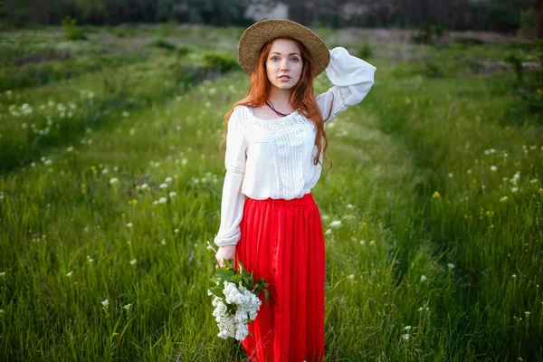 夏の肖像画 麦わら帽子身に着けている日没時フィールドのそばかす若い美人 — ストック写真