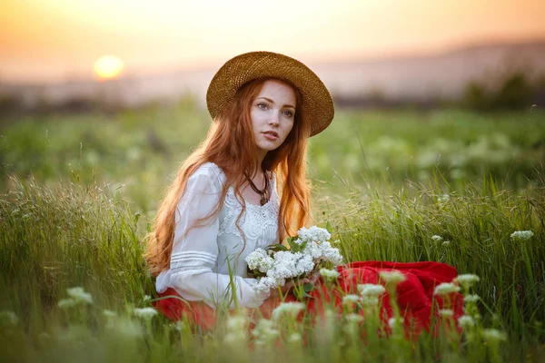 Sommerporträt Schöne Sommersprossige Junge Frau Mit Strohhut Bei Sonnenuntergang Auf — Stockfoto