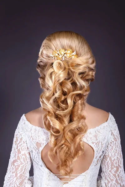 Modestudio-Aufnahme einer schönen Frau mit Make-up und Frisur im Abendkleid — Stockfoto