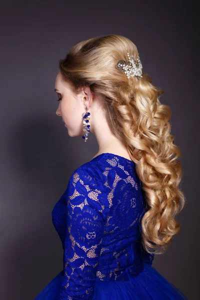 Estúdio de moda tiro de mulher bonita com maquiagem e penteado vestindo vestido de noite — Fotografia de Stock