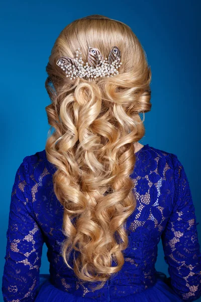 Modestudio-Aufnahme einer schönen Frau mit Make-up und Frisur im Abendkleid — Stockfoto