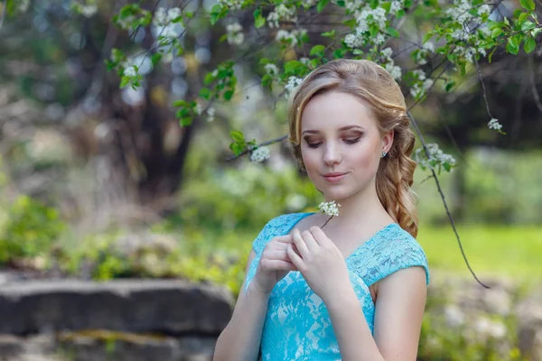 Mooie blonde jonge vrouw die het dragen van modieuze kleding, wandelen in het park voorjaarsbijeenkomst. — Stockfoto