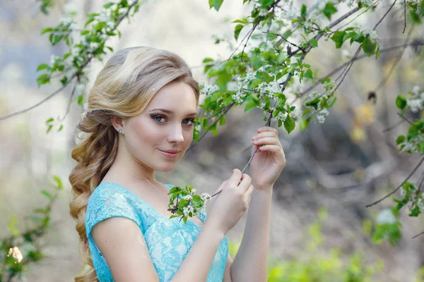 Красива блондинка молода жінка в модному одязі, що ходить у весняному парку . — стокове фото