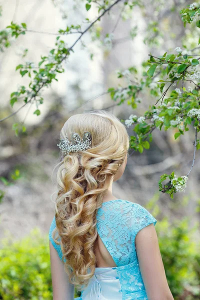 Mulher jovem loira bonita vestindo roupas elegantes andando no parque da primavera . — Fotografia de Stock
