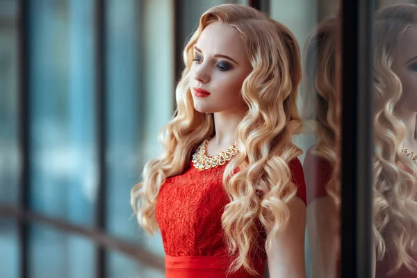 Retrato de la hermosa chica elegante con vestido rojo corto posando o caminando en la calle —  Fotos de Stock