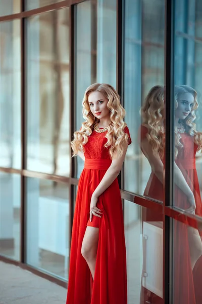 Portrait de belle fille élégante portant une robe rouge courte posant ou marchant dans la rue — Photo