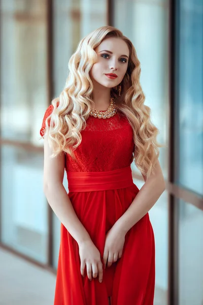 Portrait de belle fille élégante portant une robe rouge courte posant ou marchant dans la rue — Photo