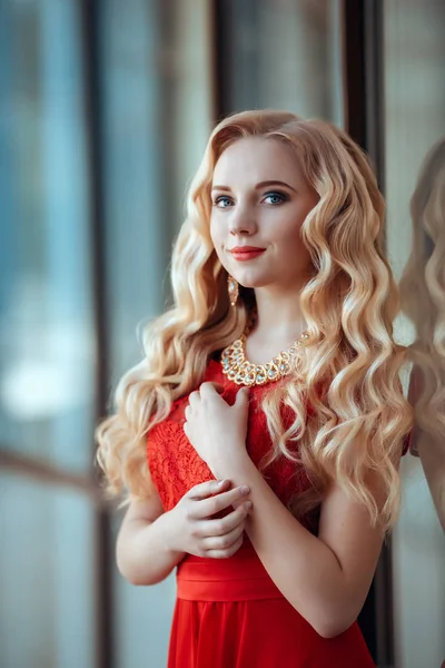 Portret van stijlvolle mooi meisje dragen korte rode jurk poseren of wandelen in de straat — Stockfoto