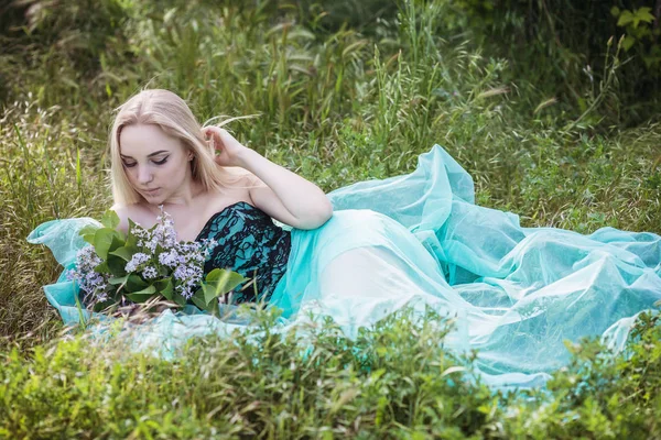 Принцеса Молода Красива Красива Жінка Позує Довгій Вечірній Розкішній Сукні — стокове фото