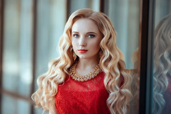 Poz veya street yürüyüş kısa kırmızı elbise giymiş şık güzel kız portresi — Stok fotoğraf