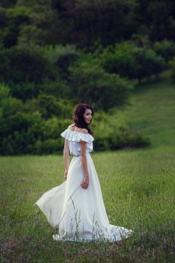 Kadın mutlu, güzel etkin ücretsiz kız açık havada poz