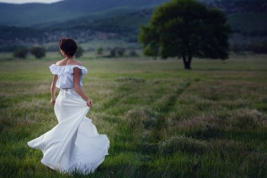 Kadın mutlu, güzel etkin ücretsiz kız açık havada poz