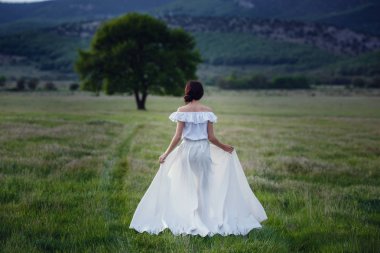 Kadın mutlu, güzel etkin ücretsiz kız açık havada poz