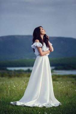 Kadın mutlu, güzel etkin ücretsiz kız açık havada poz