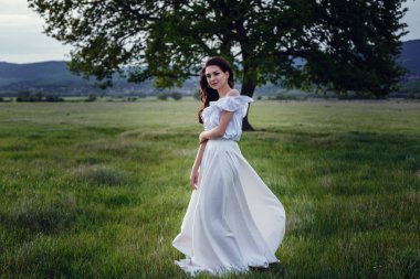 Kadın mutlu, güzel etkin ücretsiz kız açık havada poz