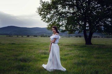 Kadın mutlu, güzel etkin ücretsiz kız açık havada poz