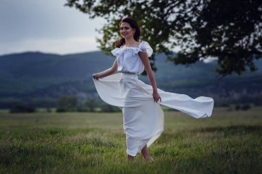 Kadın mutlu, güzel etkin ücretsiz kız açık havada poz