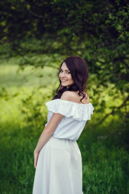 Kadın mutlu, güzel etkin ücretsiz kız açık havada poz