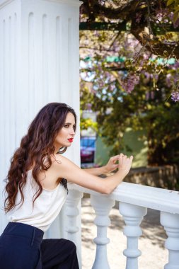 İş kadını parkta düşünüyorum. Mutlu açık havada gülümseyen düşünme genç kadın profesyonel iş kadını.