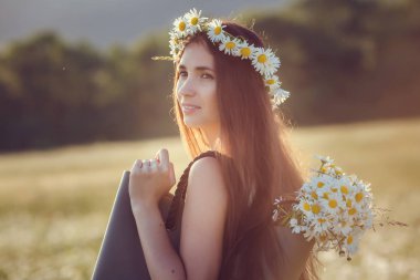 Kırsal açık havada güzel mutlu kadın