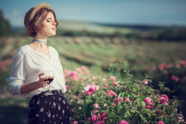 Çiçek serisi. Pembe alan. Kırım'da, Turgenyevka köyü. Bir köylü kızıyla günbatımı, şarap ve güzel kokulu gül bahçesinde kitap okumak sahiptir. Parfüm kavramı