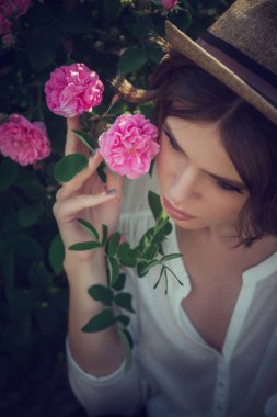 Çiçek serisi. Pembe alan. Kırım'da, Turgenyevka köyü. Bir köylü kızıyla günbatımı, şarap ve güzel kokulu gül bahçesinde kitap okumak sahiptir. Parfüm kavramı