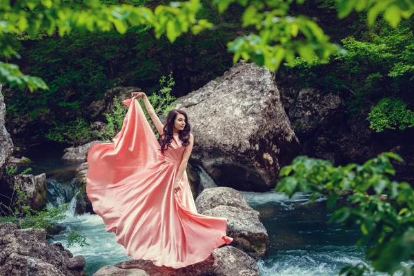 Strega Del Fiume Abito Lungo Rosa Immagine Favolosa Tonificante Alla — Foto Stock