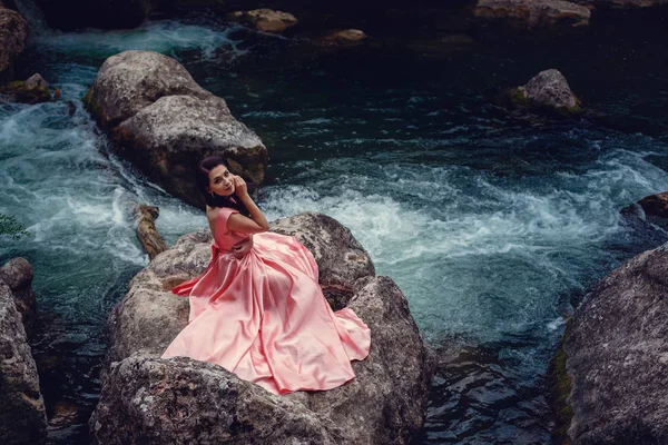 Flußhexe Rosafarbenes Langes Kleid Ein Fabelhaftes Bild Modische Tonung Kreative — Stockfoto