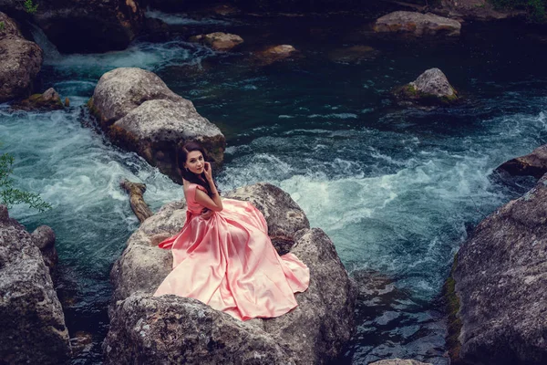 Bruja Del Río Vestido Largo Rosa Una Imagen Fabulosa Tonificación — Foto de Stock