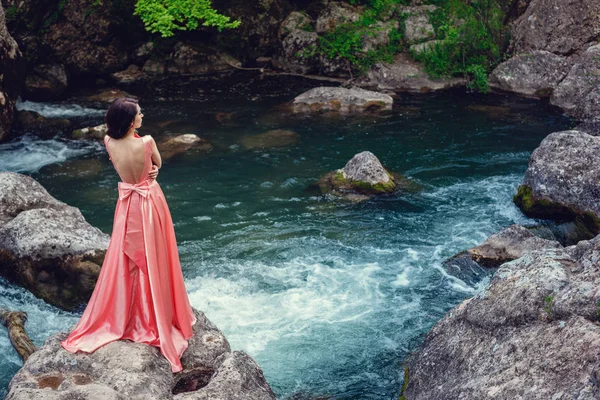 Bruja Del Río Vestido Largo Rosa Una Imagen Fabulosa Tonificación — Foto de Stock