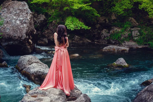 川の魔女 ピンクのロングドレスが 素敵な画像 ファッショナブルな調子を整えます 創造的な色 川によって神秘的な森の美しいダンサー — ストック写真