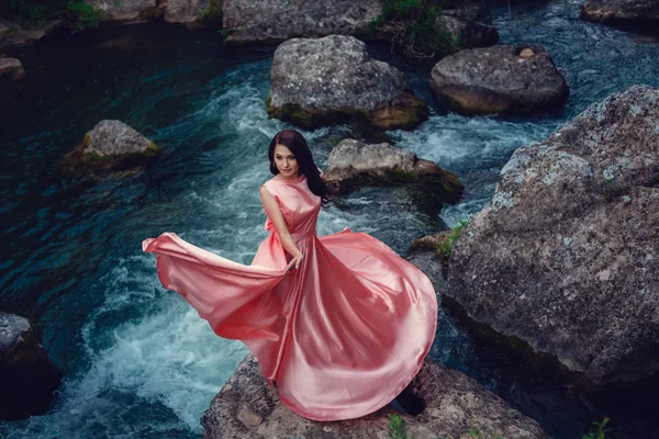 川の魔女 ピンクのロングドレスが 素敵な画像 ファッショナブルな調子を整えます 創造的な色 川によって神秘的な森の美しいダンサー — ストック写真