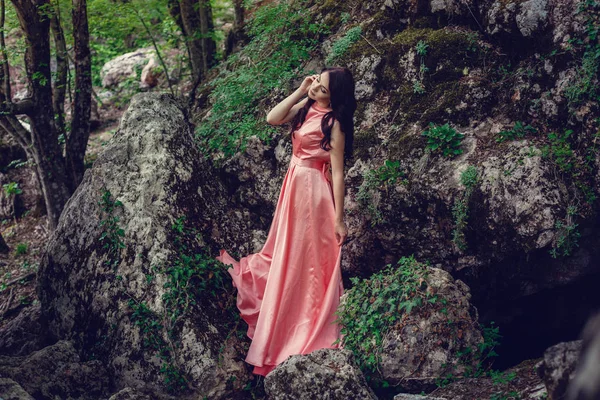 Nehir Cadı Pembe Uzun Elbise Muhteşem Bir Görüntü Moda Tonlama — Stok fotoğraf