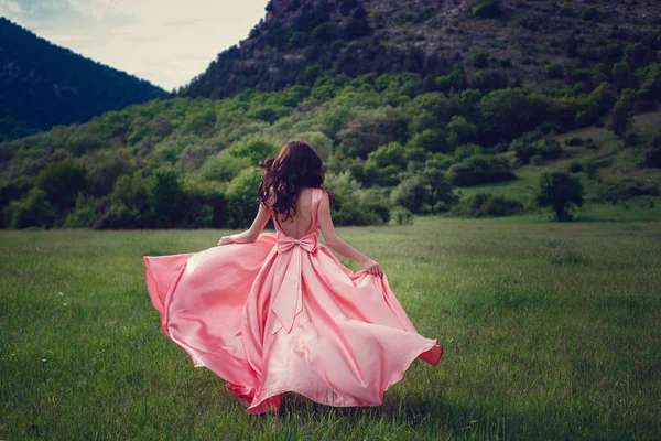 Une Sorcière Robe Longue Rose Une Image Fabuleuse Tonifiant Mode — Photo