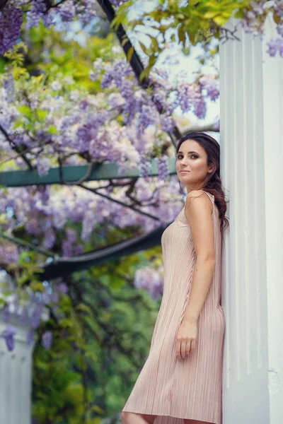 Fashion outdoor photo of gorgeous woman with dark hair in elegant pink dress posing at summer park — Stock Photo, Image