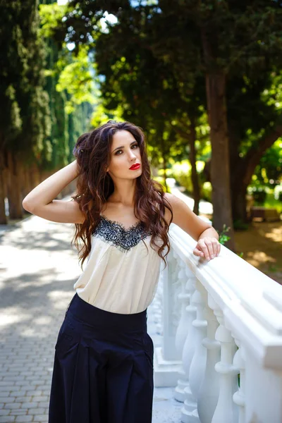 Femme d'affaires pensant à Park. Jeune femme d'affaires professionnelle pensant sourire heureux en plein air . — Photo