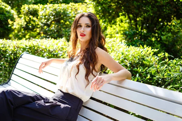 Business woman thinking in Park. Young female professional businesswoman thinking smiling happy outdoors. — Stock Photo, Image