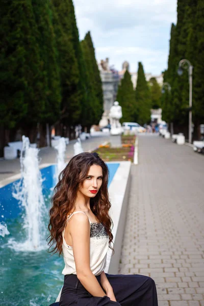 Femme d'affaires pensant à Park. Jeune femme d'affaires professionnelle pensant sourire heureux en plein air . — Photo