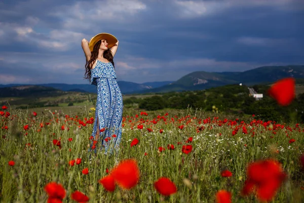 Vacker kvinna i ett fält med blommor — Stockfoto