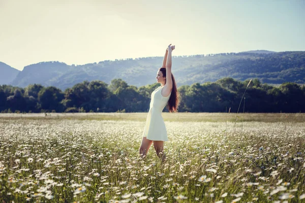 Bella donna felice all'aperto in campagna — Foto Stock