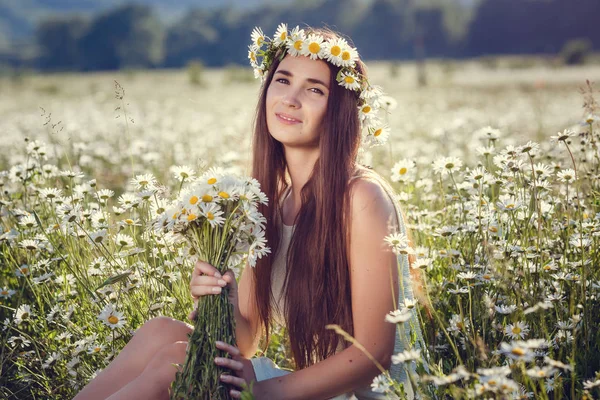 Mulher feliz bonita ao ar livre no campo — Fotografia de Stock