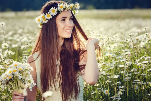 Mulher feliz bonita ao ar livre no campo — Fotografia de Stock