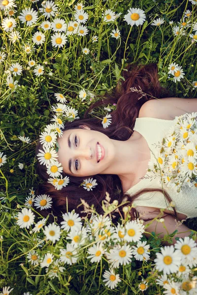 Mulher feliz bonita ao ar livre no campo — Fotografia de Stock