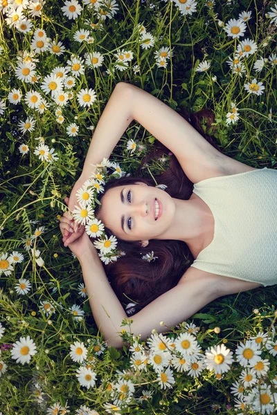 Mulher feliz bonita ao ar livre no campo — Fotografia de Stock