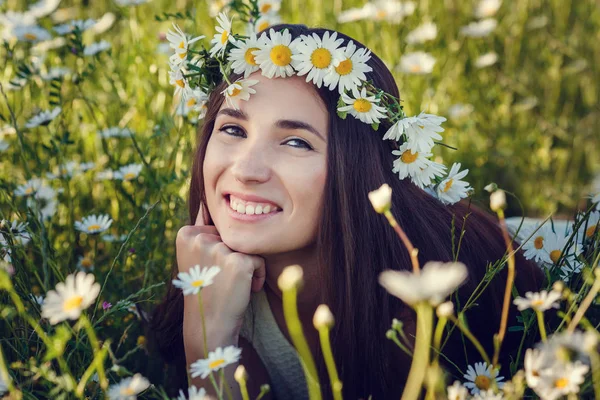 Belle femme heureuse en plein air à la campagne — Photo