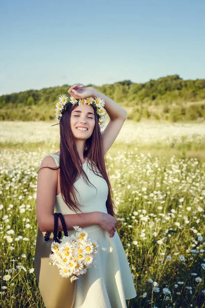 Schöne glückliche Frau draußen auf dem Lande — Stockfoto