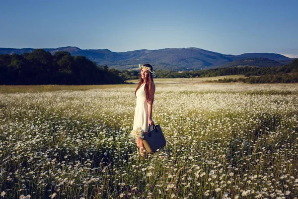 Mooie gelukkige vrouw buitenshuis op platteland — Stockfoto