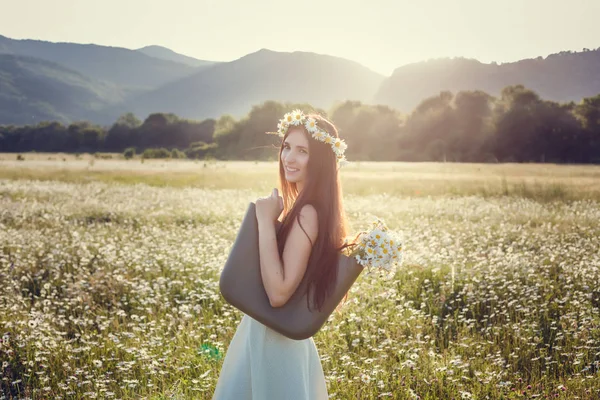 Mulher feliz bonita ao ar livre no campo — Fotografia de Stock